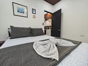 AJ Suites - Modern Beach Apartments with Pool and Full Kitchen - Zimmer