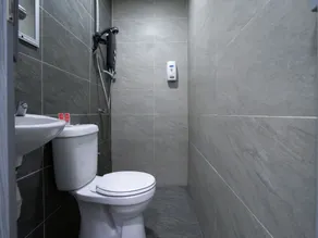 OYO 44093 Vrm Hotel - Bathroom