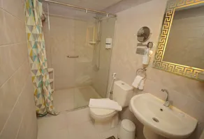 Petra Plaza Hotel - Bathroom