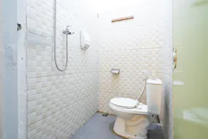 RedDoorz near Exit Toll Tanah Baru Bogor - Bathroom