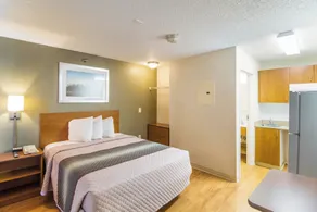 HomeTowne Studios by Red Roof Houston - West Oaks - Energy Corridor - Room