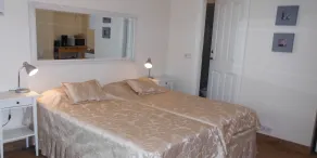 Three Sisters Studio Apartments - Habitación