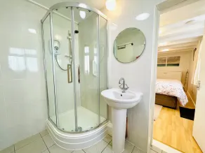 Seafront Apartments - Bathroom