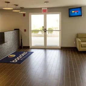 Boarders Inn & Suites by Cobblestone Hotels - Ashland City - Lobby