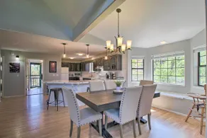 Modern Show Low Retreat w/ Deck & Mtn Views! - Interiør
