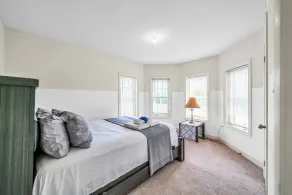 4 TVs, King Bed, Across Recreational Park, Tennis Court, Near Commercial Center - Room