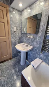 The Farnham Arms Hotel - Bathroom