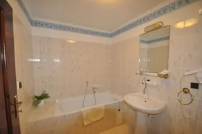 GARNI -Hotel Barbakan - Baño