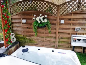 Luxury Unique Townhouse with Hottub & Pizza Oven - Outdoor spa tub