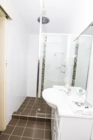 Green Gables Motel - Bathroom