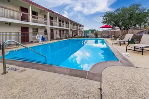 Red Roof Inn Houston East I-10 - Piscine