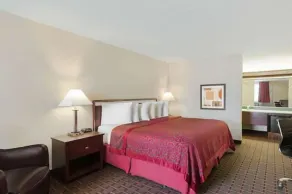Days Inn by Wyndham Auburn - Room
