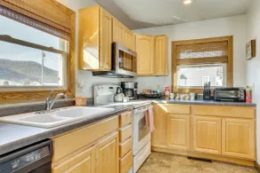 Authentic Brownsville Farmhouse: 1 Mi to River! - Interior
