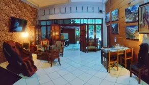 The Carstensz Homestay - Sitzecke in der Lobby