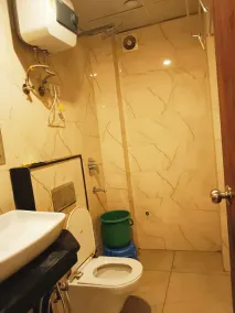 Hotel DSR Caves Near IGI Airport Delhi - Bathroom