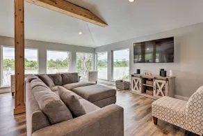 Home on San Jacinto River w/ Pool, Dock & Deck! - Innvendig