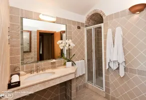 Die klassische Residenz Baia delle Palme Premium Bilo 4 bietet Platz für 4 Personen - Badezimmer