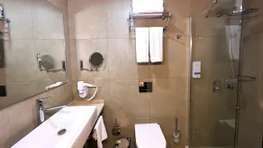 Crown Salamis Hotel - Bathroom
