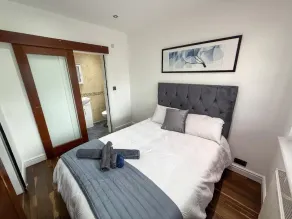 Apartamento vacacional apropiado para familias con jardín y terraza | Vistas al jardín - Habitación