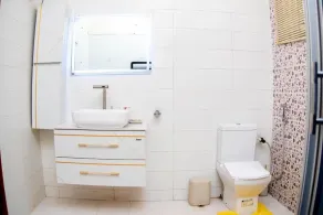 Luxury 4 BR Apt w private Parking, Magodo Estate - Baño