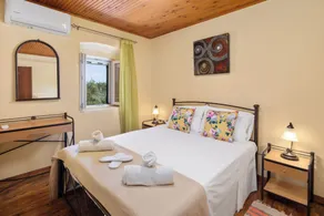 Charming Villa in a Traditional Village, 3 km From the Beach of Agios Gordios - Chambre