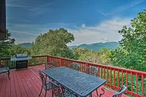 Mountain Retreat w/ Decks, Hot Tub, & Games! - Interiør