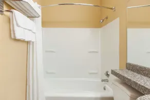 Microtel Inn by Wyndham Rogers - Salle de bain