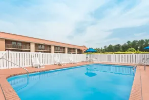 Baymont by Wyndham Rocky Mount I-95 - Piscine
