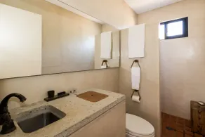2BR Surf Loft | Beachside with Open Terrace - Badezimmer