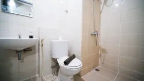 Best Price and Homey 1BR at Tamansari Prospero Sidoarjo Apartment By Travelio - Baño