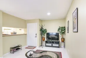 Houston Condo w/ Pool Access ~ 1 Mi to NRG Stadium - Interior