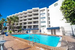 La Quinta by Wyndham Cocoa Beach Oceanfront - Piscine