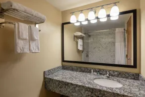 AmericInn by Wyndham Cedar Rapids North - Salle de bain