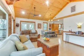 Cabin on Beaver Lake w/ Views & Furnished Deck! - Interiør