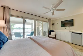 Lakefront Pittsburg Villa w/ Private Pool! - Zimmer