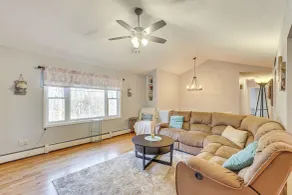 Pool, Deck & Grill: Spacious Apt in Naugatuck! - Intérieur