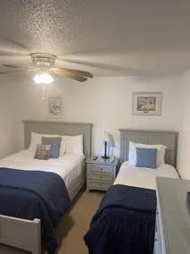 Spacious 2-Story Condo by the Lake - Quarto