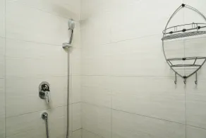 Exclusive 1BR Ciputra International Apartment By Travelio - Badezimmer