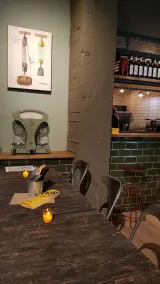 Upstairs Hotel - Restaurant