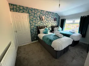 Comfy 3 Bedroom House Near CovArena & TrainStation - Værelse