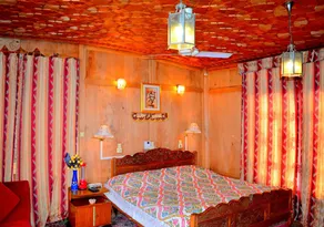 Golden Flower Heritage Houseboats - Room