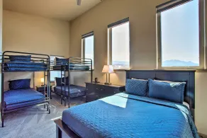 Upscale Moab Townhome w/ Hot Tub: 20 Min to Arches - Innvendig