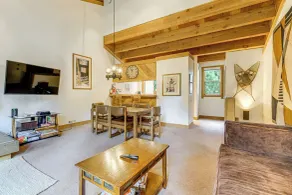 < 1 Mi to North Star Resort: Condo w/ Balcony - Intérieur