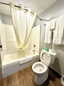 AmericInn & Suites by Wyndham Baraboo Event Center - Badezimmer