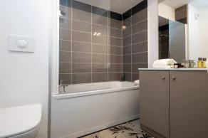 Nemea Appart Hotel Grand Cœur Nancy Centre - Bathroom