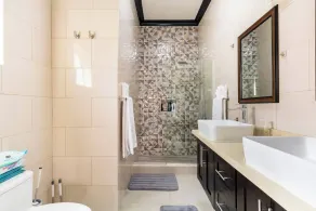 Luxuriöses, modernes und zeitgenössisches Haus mit brandneuem Pool in Manor Park - Badezimmer