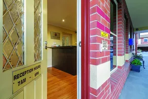 Lake Inn - Ballarat - Interior entrance