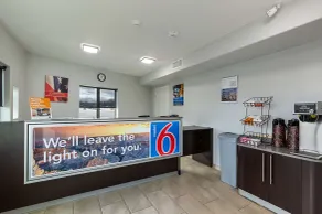 Motel 6-Show Low, AZ - Hall