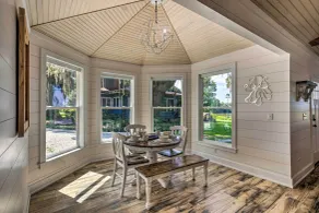 Riverfront Darien Cottage w/ Private Dock! - Interiør