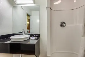 Motel 6 Williams, CA - Baño